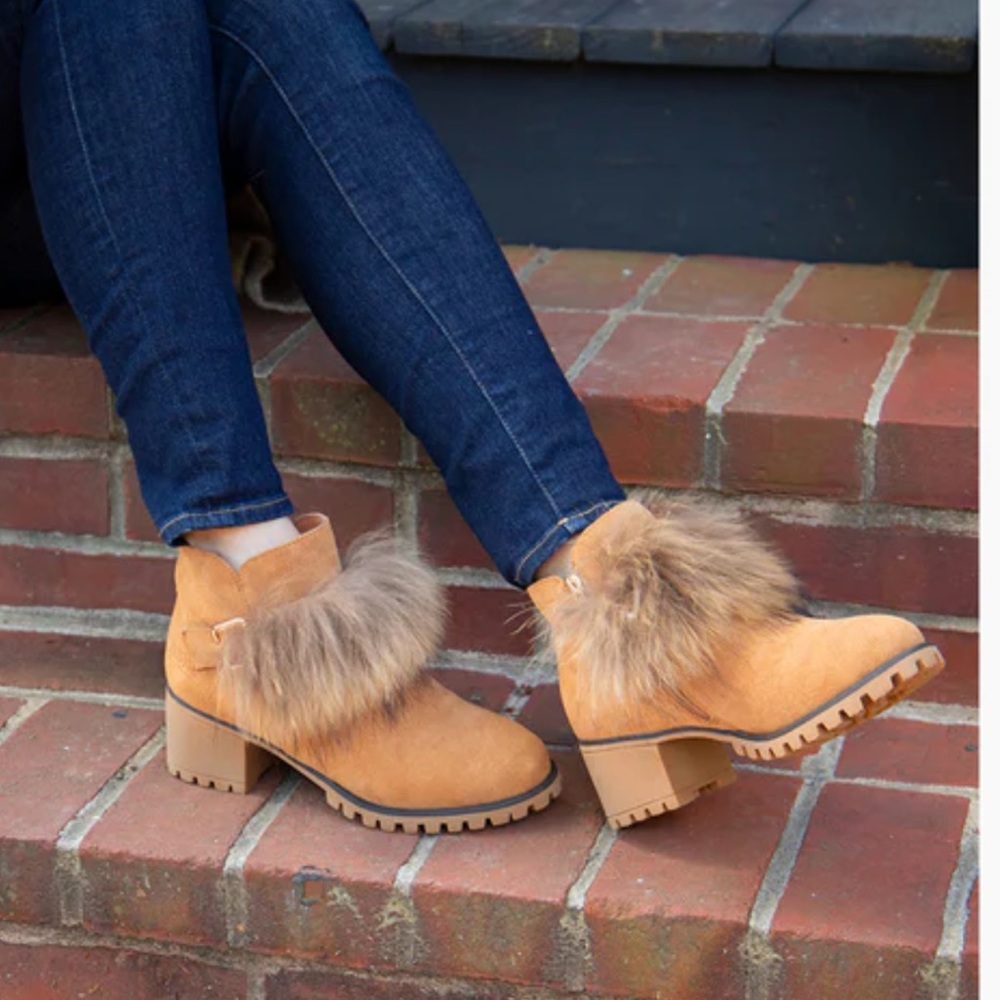 Cloud Nine Amanda Sheepskin Boots size 8 NEW suede and raccoon fur upper